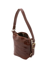 Borsa a spalla in pelle marrone con una texture liscia, tracolla regolabile e dettagli in ottone. Presenta una chiusura zip e un rivestimento a quadri.