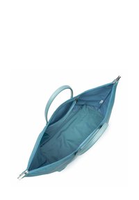 Sac fourre-tout bleu clair avec un extérieur et un intérieur en cuir lisse. Fermeture éclair, deux poches intérieures et courtes poignées.