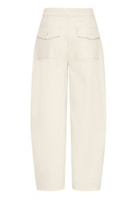Pantalon beige taille haute à jambes larges avec deux poches arrière à rabat boutonné et passants de ceinture, vu de dos sur fond blanc.