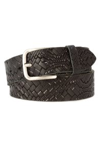 Zwarte geweven leren riem met een zilverkleurige metalen gesp, voorzien van een gestructureerd oppervlak en afgeronde punt, ontworpen voor een verstelbare pasvorm.