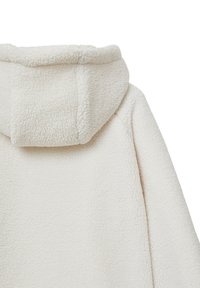 Giacca in pile bianco caldo con superficie texturizzata, dotata di un cappuccio aderente e bordi arrotondati sulle spalle per il massimo comfort.