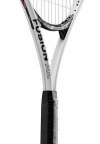 Raqueta de tenis con un marco blanco y negro, que presenta un agarre texturizado negro y acentos multicolores en el cuello. Cuerdas visibles en la cabeza.