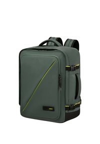 Zaino verde scuro con tessuto texturizzato, design angolare, dettagli gialli, tasca frontale con cerniera e spallacci regolabili imbottiti.