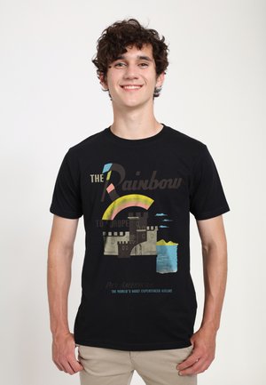 Schwarzes Baumwoll-T-Shirt mit einem Schlossgrafik, Regenbogen und Text. Das Design enthält Farben wie Pink, Blau und Grau.