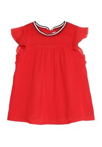 Blouse rouge à manches courtes avec un design à volants, dotée d'un col rond avec une bordure rayée. Tissu léger, taille froncée et ourlet arrondi.