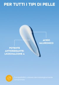 Una massa di crema bianca dalla consistenza liscia su uno sfondo blu, che evidenzia i benefici dell'acido ialuronico e dell'estratto di liquirizia per la pelle.