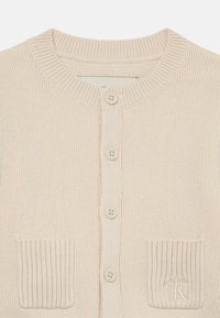 Calvin Klein Jeans CARDIGAN HAT GIFTBOX SET UNISEX - Pantalon classique - whitecap gray