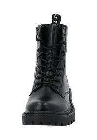 Stivali neri in pelle fino alla caviglia con punta tonda, chiusura con lacci davanti e zip laterale. La suola è spessa e presenta un motivo di battistrada robusto.