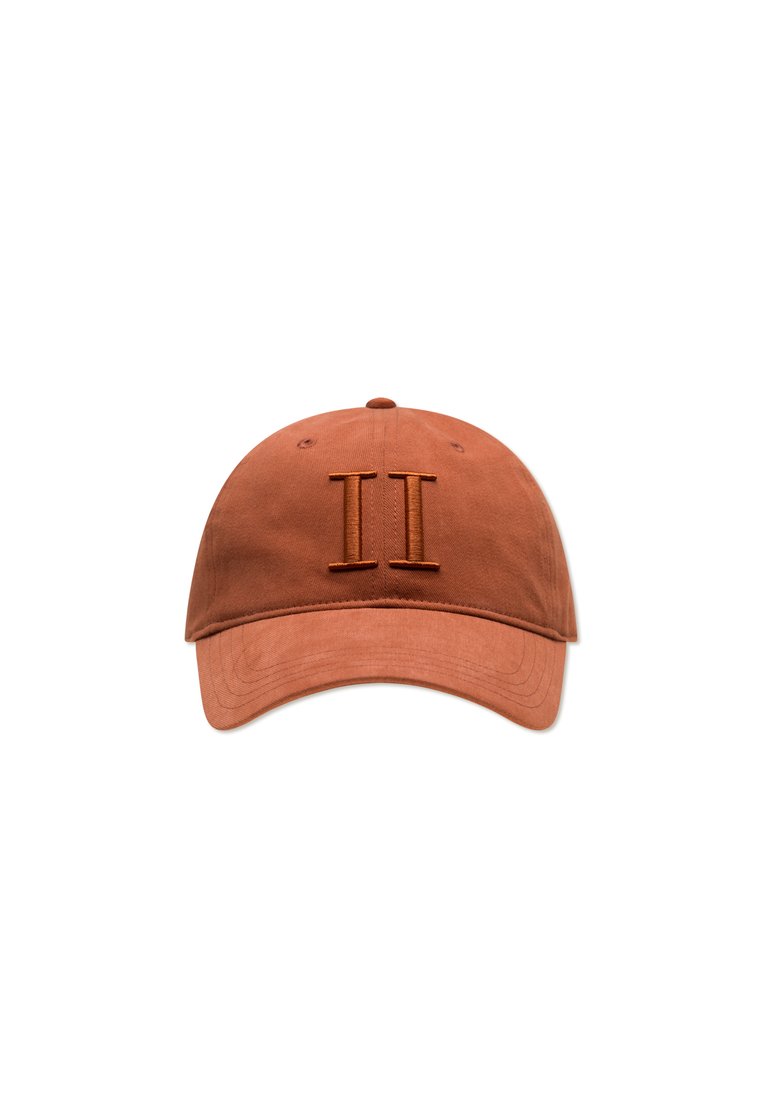 Cappello in tessuto terracotta con un'insegna ricamata "II". Textura morbida, visiera curva e cinturino regolabile sul retro.
