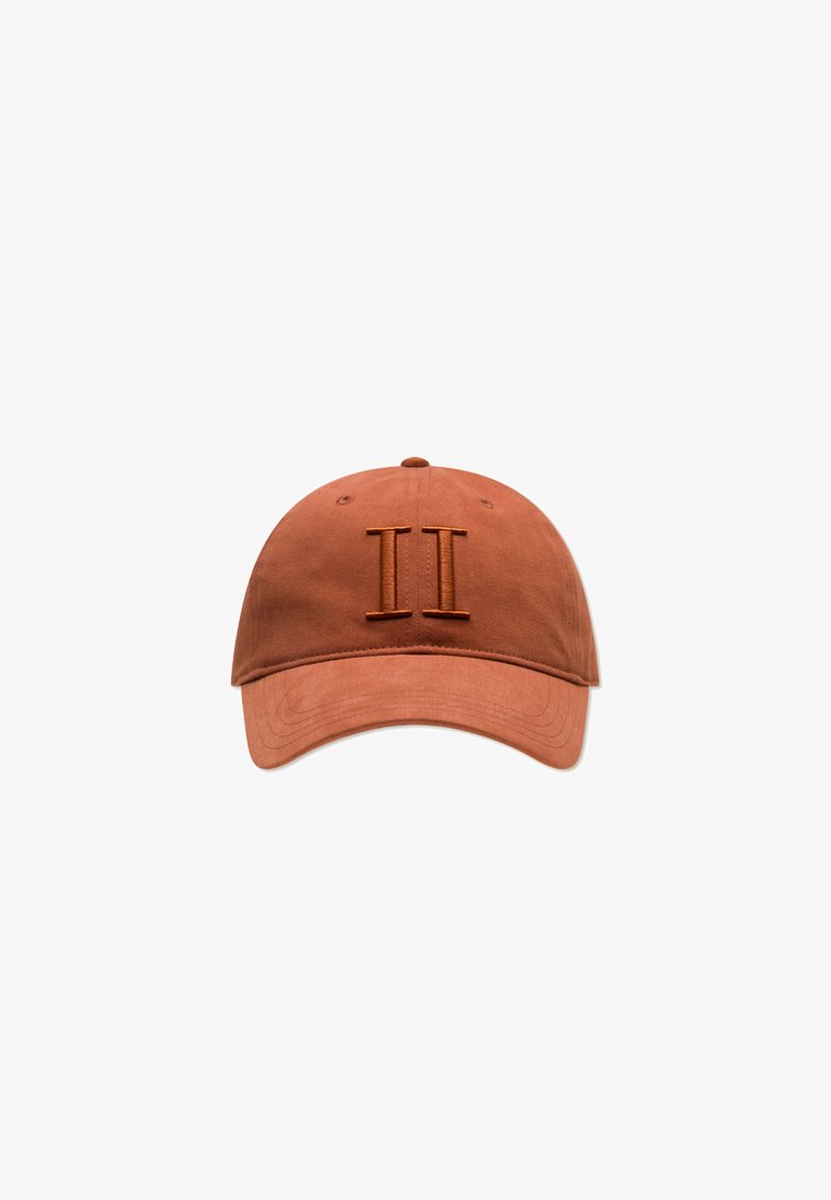 Cap in terracotta fabric featuring an embroidered "II" insignia. Soft texture, curved brim, and adjustable strap in back.
