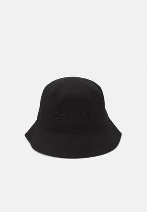 Czarny kapelusz typu bucket z delikatnie wyszywanym logo Calvin Klein z przodu, wykonany z teksturowanej tkaniny z opuszczonym rondem.