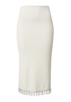 Knee-lange, getailleerde crèmerode kokerrok, gemaakt van zachte stof, met een decoratieve zilveren franjes aan de zoom voor extra detail.