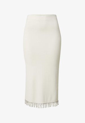 Knie-langes, tailliertes cremefarbenes Bleistiftkleid, aus weichem Stoff gefertigt, mit einem dekorativen silbernen Fransenbesatz am Saum für zusätzlichen Detailreichtum.