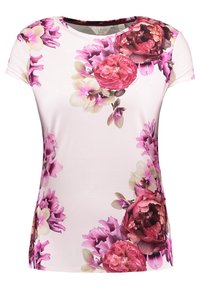 Camiseta floral de tela rosa claro, con grandes flores rosas y moradas. Mangas cortas, escote redondo y diseño ajustado.