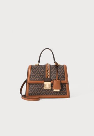 Borsa a mano con motivo geometrico marrone, manico superiore, accessori in oro, tracolla staccabile e dettagli in pelle. Design compatto e strutturato.