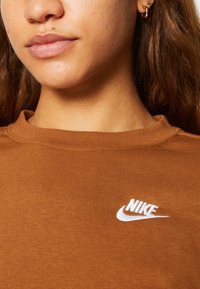 Nike Sportswear CLUB CREW - Camisola - ale brown/white