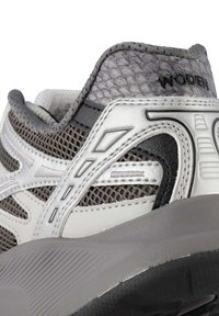Herrarnas sportskor med ovandel i grått mesh, silverfärgade syntetiska detaljer, texturerad häl och en robust sula i svart gummi.