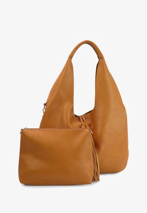 Grote, beige leren hobo tas met een slungelige uitstraling en een soepele textuur, vergezeld van een kleinere bijpassende ritstas.