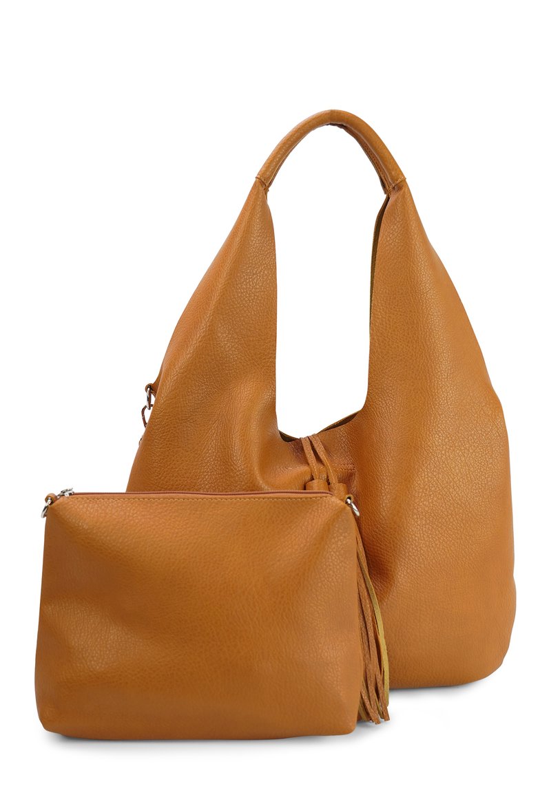 Grote, beige leren hobo tas met een slungelige uitstraling en een soepele textuur, vergezeld van een kleinere bijpassende ritstas.