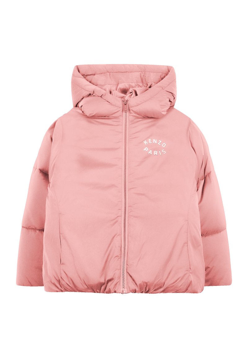 Veste matelassée rose avec capuche, dotée d'une fermeture éclair et d'un détail logo "KENZO PARIS" en blanc, fabriquée en tissu lisse et matelassé.