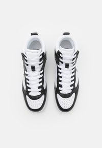 Höga sneakers med en svart läderöverdel och vita accenter, perforerat tåbox och vita snören. Inkluderar en logotyp på tungan.