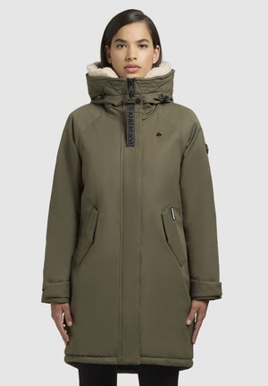 Olijfgroen parka met een bontgevoerde capuchon, rits- en drukknoopsluiting, twee zijzakken en een logo-opdruk op de borst. Zachte textuur.