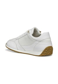 Zapatilla deportiva blanca con parte superior de cuero texturizado, destacando perforaciones en los lados, suela de goma y cordones planos.