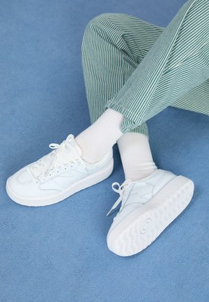Sneakers - white