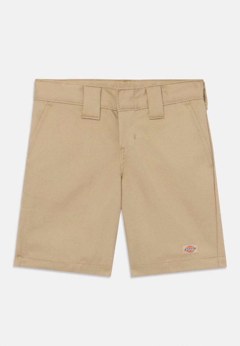 Μπεζ σορτς φτιαγμένα από ελαφρύ ύφασμα, με δύο εμπρόσθιες τσέπες, ραμμένη μέση και μια μικρή επώνυμη ετικέτα στο πλάι.