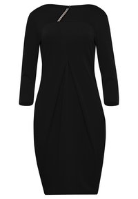 Robe noire avec des manches trois-quarts, un décolleté droit, des plis à l'avant et un accent en fermeture éclair métallique à l'épaule. Texture de tissu lisse.