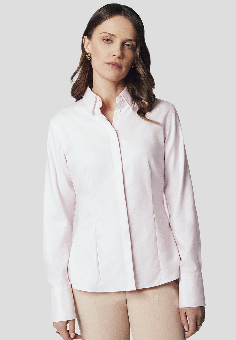 Różowa, długozasłonięta koszula z guzikami o dopasowanym kroju, wykonana z bawełny, z klasycznym kołnierzykiem; posiada dopasowane guziki i gładką fakturę.
