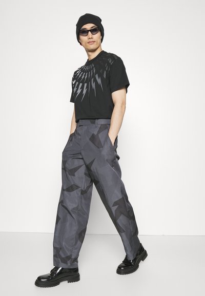 Neil Barrett LIAM STRAIGHT LOOSE  - Pantalones - black