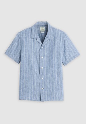 Jasnoniebieska koszula na krótki rękaw z guzikami, kołnierzem typu camp i subtelnym pionowym wzorem w paski, rozłożona na płaskim, jednolitym tle.