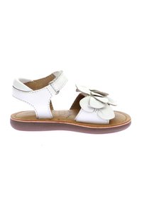 Sandal in pelle bianca con accentuazioni floreali, cinturino regolabile, suola marrone e design aperto. Adatta per essere indossata in clima caldo.