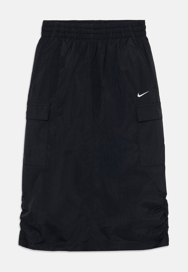 Črna najlon krila z elastičnim pasom, dvema stranskima kargo žepoma in belim logotipom Nike. Vsebuje oblikovan rob s pilingom.