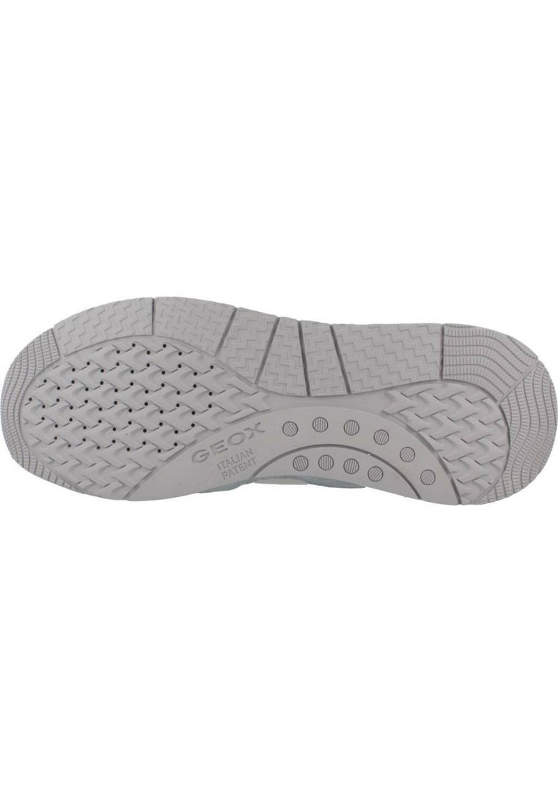 Semelle de chaussure en caoutchouc gris avec des motifs texturés, des trous de drainage circulaires et un marquage en relief. La conception présente des crampons variés pour une adhérence optimale.