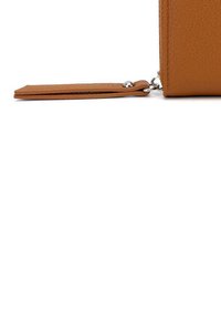 Portefeuille en cuir tan avec une finition texturée, comprenant une fermeture éclair et une sangle détachable. Forme rectangulaire compacte.