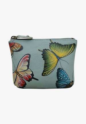 Lichtblauwe leren muntportemonnee met kleurrijke vlinderontwerpen in oranje, geel, groen en blauw. Ritssluiting aan de bovenkant.