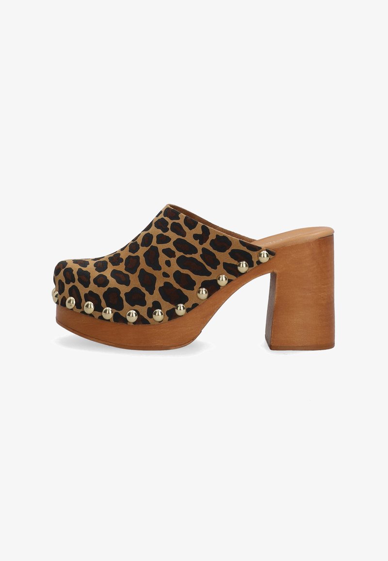 Leopardprint klomp met een houten hak en decoratieve gouden studs langs de zijkant, tegen een witte achtergrond.