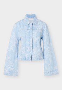 Ανοιχτό μπλε τζιν μπουφάν με λευκό κεντητό λουλούδι, μακριά φαρδιά μανίκια, εμπρός με κουμπιά και μυτερός γιακάς, παρουσιάζεται σε λευκό φόντο.