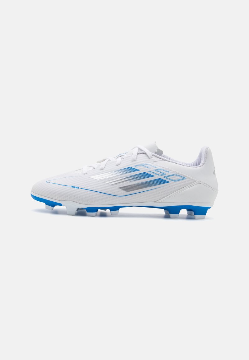 Botas de fútbol blancas con acentos en azul claro, parte superior texturizada y tacos resistentes para agarre. Presenta un diseño aerodinámico y cierre con cordones.