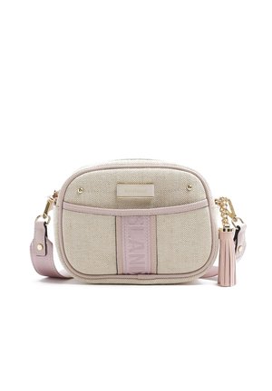 Beige stoffen crossbodytas met roze accenten, gouden hardware en een kwastje. Voorzien van een logoplaatje en een gestructureerde band.