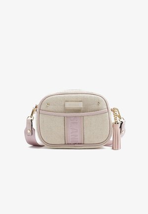 Sac bandoulière en tissu beige avec accents roses, ferrures dorées et un pompon. Comprend une plaque de logo et une sangle texturée.