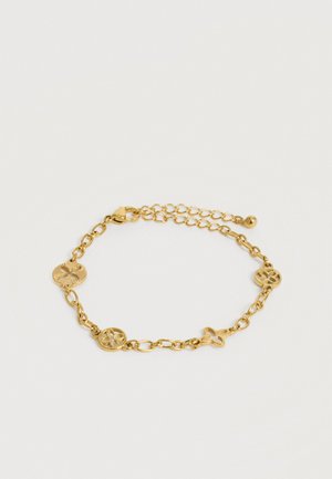 Gullkjede armbånd med fire dekorative anheng med blomster- og krossnitt-design, justerbar lås, på en ensfarget hvit bakgrunn.