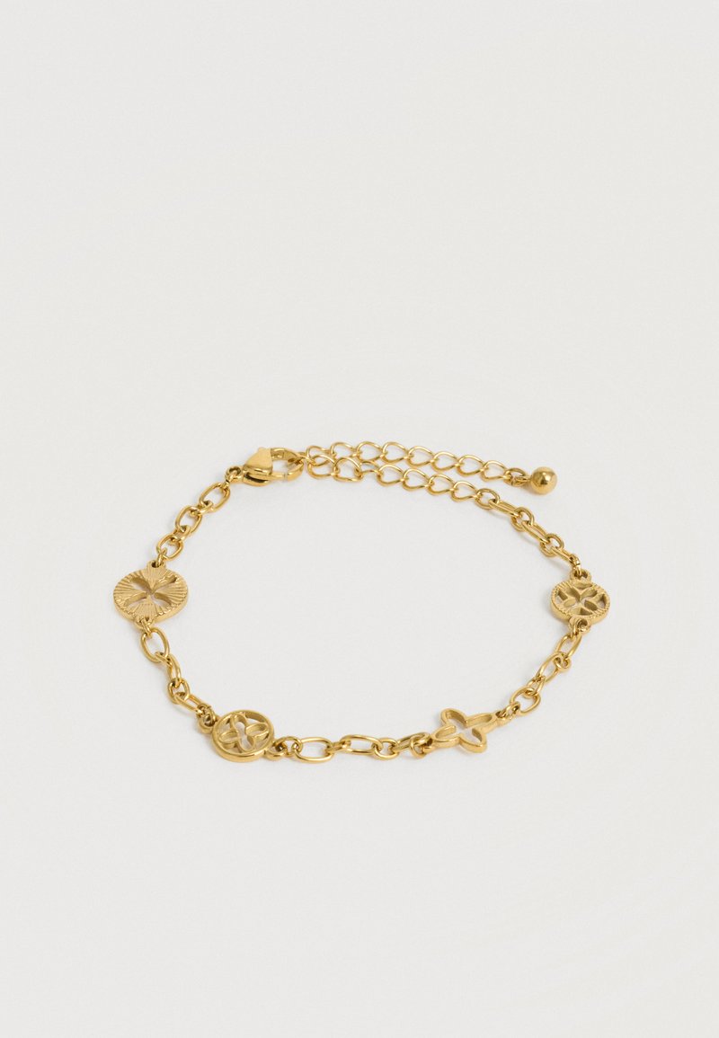 Βραχιόλι με χρυσή αλυσίδα και τέσσερα διακοσμητικά κρεμαστά με λουλουδένια και σταυροειδή σχέδια, ρυθμιζόμενο κλείσιμο, σε απλό λευκό φόντο.