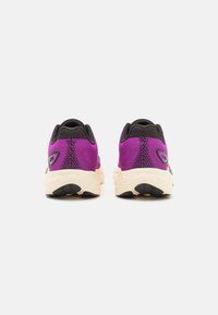 New Balance FRESH FOAM 680 - Chaussures de running sur route - fuchsia