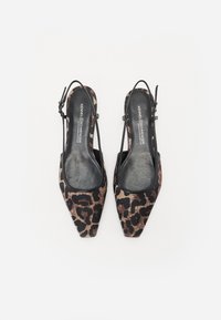 Decolleté con stampa leopardata, punta affilata, fodera in pelle nera e cinturini alla caviglia regolabili. Finitura in tessuto testurizzato, design elegante.