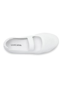 Weiße Mary Jane Ballerinas mit strukturiertem Mesh-Obermaterial, elastischem Riemen und gepolstertem Fußbett; Lascana-Logo auf der Innensohle.