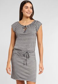 Vestido a rayas gris y blanco con mangas cortas abullonadas, cuello redondo, detalle de lazo en el frente y cintura con cordón. Tejido suave, estilo casual.