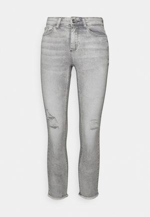 Jeans de ganga cinza com um corte slim, apresentando áreas desgastadas nos joelhos, fecho de botão padrão e bainhas desfiadas nos tornozelos.